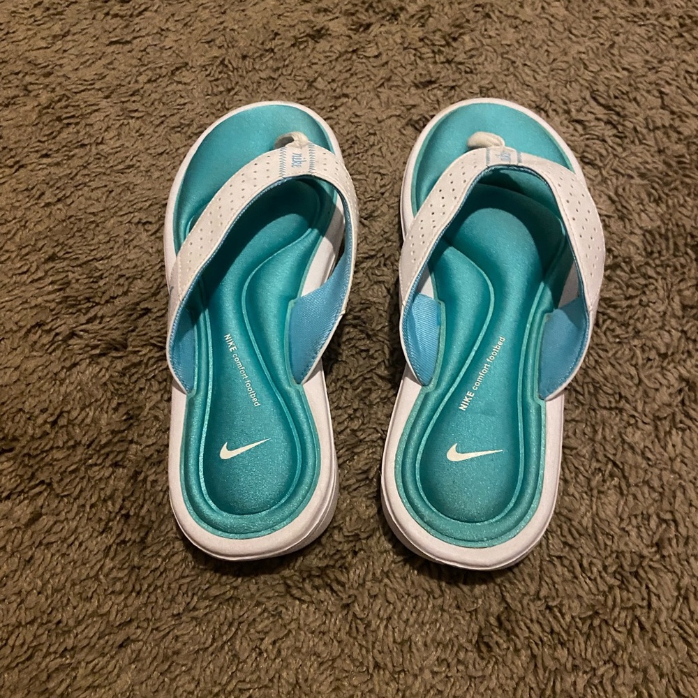 NIKE size 8 blue and white cushion sandal
